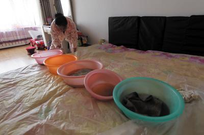 丹江口楼上漏水，住户失联，小区没物管，业主维权难！律师来支招……